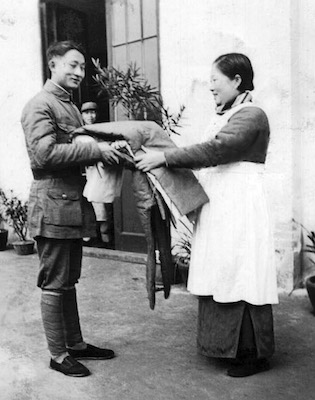 伤兵之母蒋鉴赠送负伤将士棉被重复前线。
